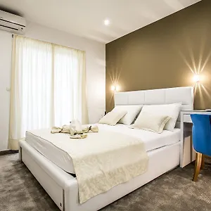 Holiday & Apartment Split